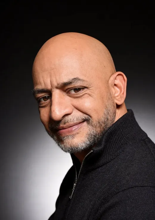 Retrato de estudio, media sonrisa
